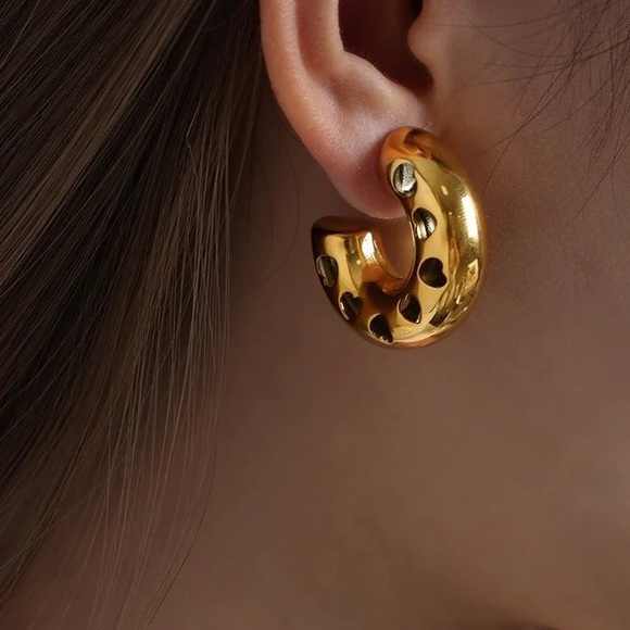 NEW💎18K Gold Plated Hollow Heart Design Chunky Hoop Earrings* - Picture 6 of 10